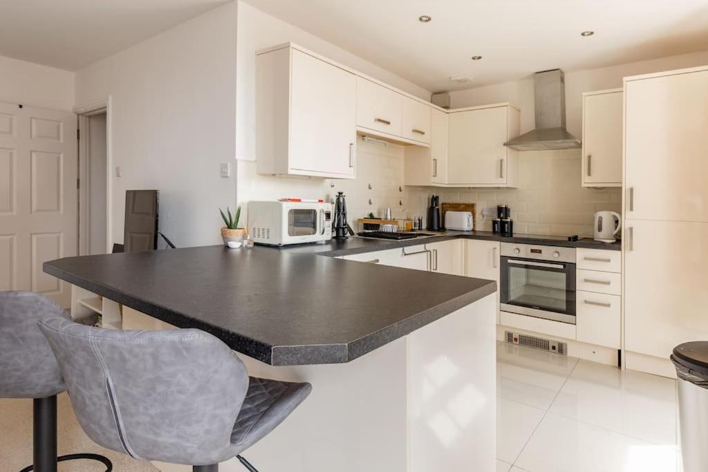 Modern Flat With Island Views In Heart Of 滕比 外观 照片